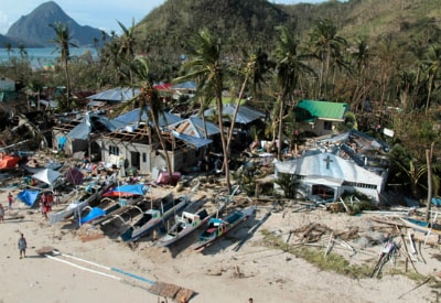 Nhiều cư dân vẫy tay kêu cứu sau khi siêu bão Haiyan đánh vào một ngôi làng ở đảo Panay, tỉnh Iloilo.