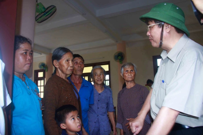 Thăm, kiểm tra nơi trú ẩn của người dân tại trụ sở Bộ Chỉ huy Bộ đội Biên phòng tỉnh, Ủy viên Trung ương Đảng, Bí thư Tỉnh ủy Nguyễn Đức Hải đã động viên, chia sẻ với người dân. Đồng thời chỉ đạo đơn vị hỗ trợ tốt nhất, đảm bảo an toàn tuyệt đối cho người dân trong bão số 14.