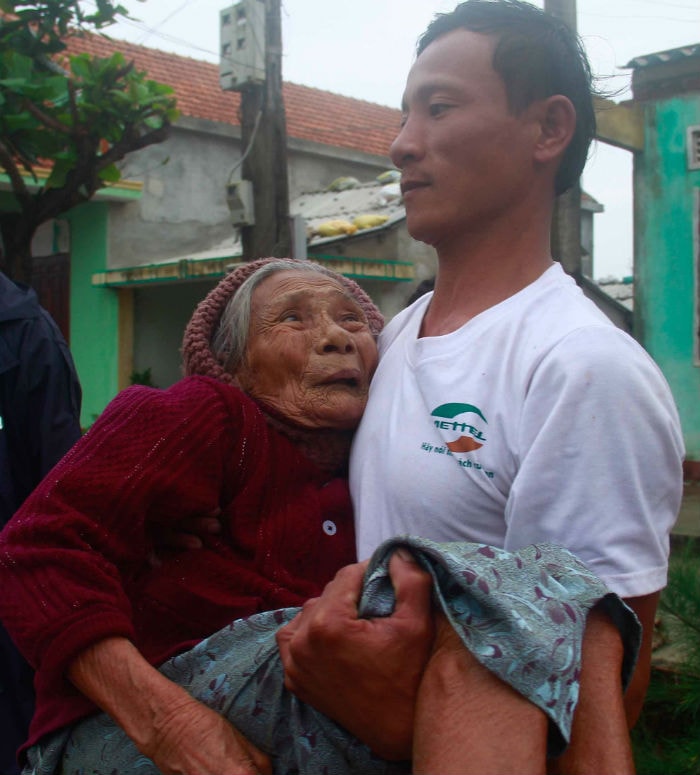 Những người già cả, bệnh tật, người khuyết tật... được lực lượng xung kích đưa đến nơi tránh trú an toàn. 