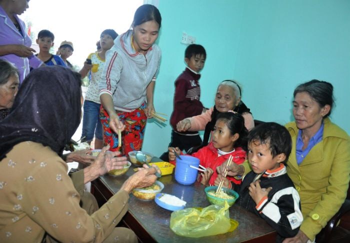 Người dân vùng ven biển Thăng Bình tại nơi trú ẩn là các công trình trường học trên địa bàn. Ảnh: VINH ANH