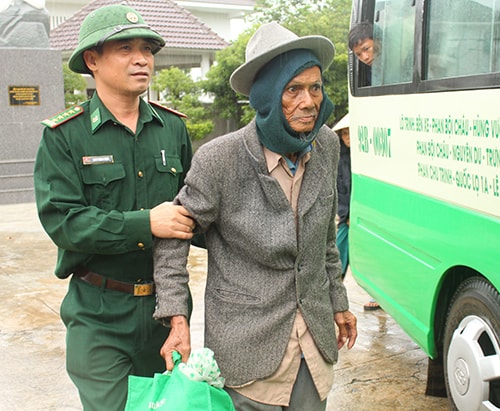 Đại tá Đinh Trọng Ngọc - Chính ủy Bộ Chỉ huy Bộ đội Biên phòng tỉnh đưa người dân về lại gia đình.