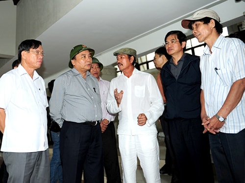Phó Thủ tướng Nguyễn Xuân Phúc chỉ đạo công tác phòng chống bão tại Hội An chiều 9.11. Ảnh: MINH HẢI