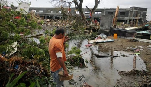 Một người đàn ông Philippines đã bật khóc khi trở về nhà.