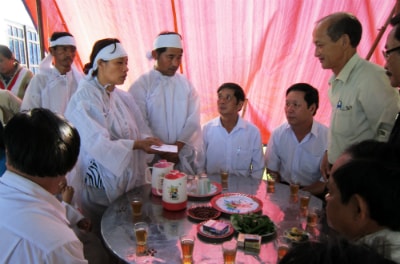 Lãnh đạo huyện Duy Xuyên động viên và trao tiền hỗ trợ cho gia đình ông Ban.
