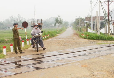 Lực lượng công an xã Tam Thành (Phú Ninh) thường xuyên chốt tại điểm giao nhau giữa đường sắt với đường ĐH5 Tam An - Tam Thành (Phú Ninh).
