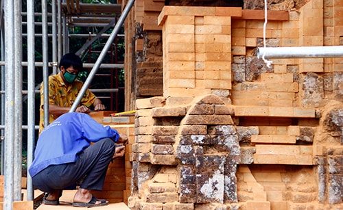 “Công nhân địa phương” - đội ngũ bảo tồn kế cận, như lời TS. Patrizia, thực hiện những công đoạn trùng tu nhóm tháp G Mỹ Sơn trước ngày khai trương.