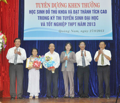 Với thành tích thi đỗ vào trường Đại học Y dược Huế năm 2013 với 28,25 điểm, em Phan Thị Giao Uyên (trường THPT chuyên Nguyễn Bỉnh Khiêm) được UBND tỉnh khen thưởng. Ảnh: X.P