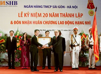 Chủ tịch Quốc Hội Nguyễn Sinh Hùng trao tặng Huân chương Lao động hạng Nhì của Chủ tịch nước cho tập thể Ngân hàng SHB.