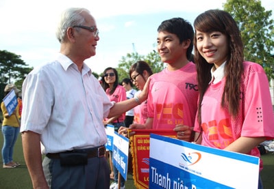 Ông Trần Châu Khanh - Chủ tịch Hội đồng hương Quảng Nam tại TP.Hồ Chí Minh động viên các đội bóng tham gia giải. Ảnh:  THIÊN BÌNH