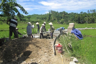 Phụ nữ Quế Thọ làm đường bê tông nông thôn.Ảnh: DUY THÁI