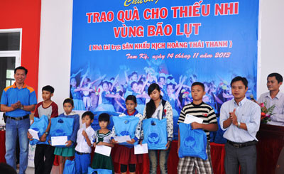 Ảnh tặng quà cho trẻ em. Ảnh – VINH ANH