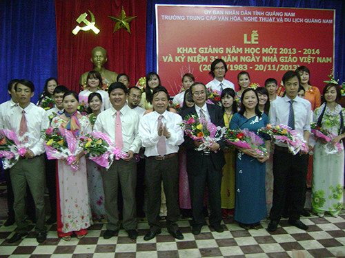 Tập thể Trường TC Văn hóa, Nghệ thuật - Du lịch Quảng Nam nhận hoa chúc mừng từ đại diện lãnh đạo Sở VH,TT-DL Quảng Nam 