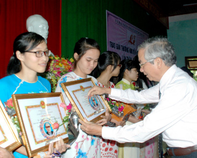 Lãnh đạo huyện Núi Thành trao tặng Giải thưởng Võ Chí Công lần thứ 5. Ảnh: ĐOÀN ĐẠO