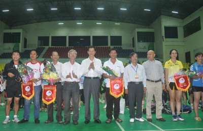 Phó Bí thư Thường trực Tỉnh ủy, Chủ tịch Liên đoàn Cầu lông tỉnh Nguyễn Văn Sỹ cùng các nhà tài trợ tặng cờ lưu niệm, hoa và động viên các vận động viên.