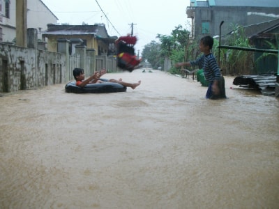 Trẻ em đùa chơi trong nước lũ rất nguy hiểm.