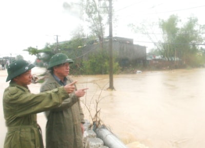 Chủ tịch UBND tỉnh Lê Phước Thanh và Chủ tịch UBND huyện Đại Lộc Nguyễn Văn Trúc kiểm tra tình hình lũ lụt tại địa phương.