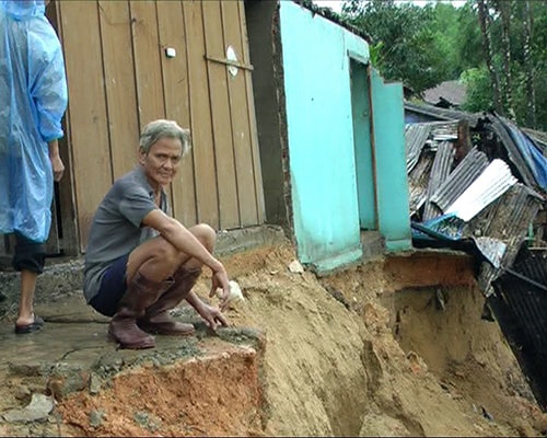 Ông Võ Vui bần thần nhìn ngôi nhà bị rớt xuống sông.