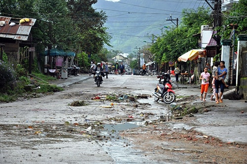 Lũ rút để lại nhiều rác thải. Ảnh: Đoan Anh