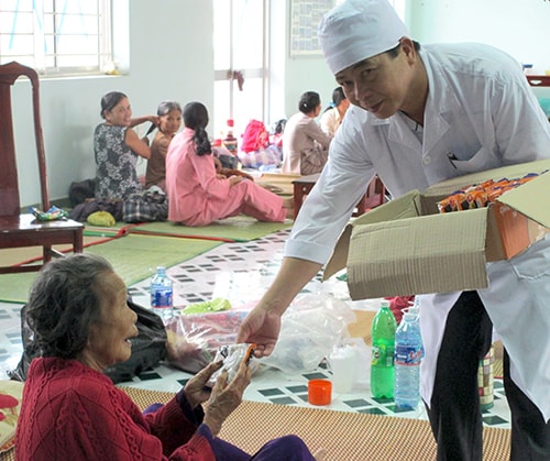 Trong những ngày mưa lũ vừa qua, y - bác sĩ Trung tâm Y tế huyện Duy Xuyên luôn hết lòng quan tâm, chăm sóc bệnh nhân.Ảnh: Giác Nhi