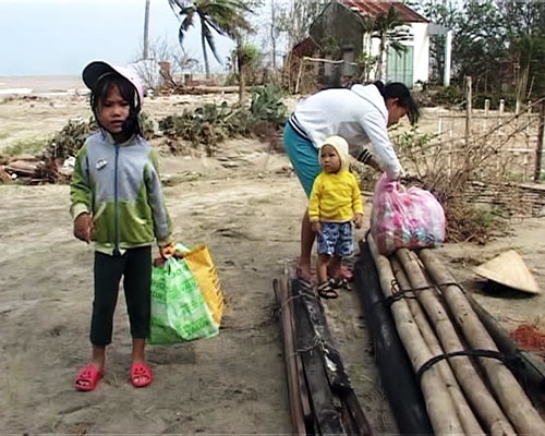 Người dân trở lại làng sau khi tránh bão Haiyan.