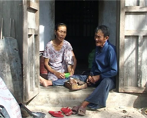 Cụ Không và bà Thưởng bàn tính chuyện tiếp tục chạy bão.