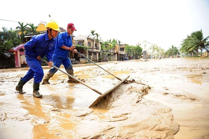 Công nhân xử lý bùn non.