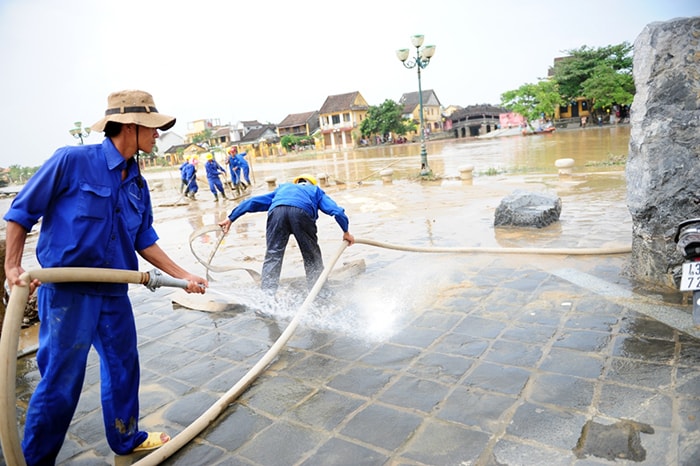 Làm sạch bùn đất tại khu vực vườn tượng.