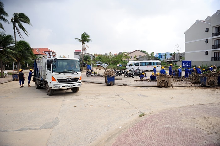 Các xe chuyên chở rác hoạt động hết công suất.