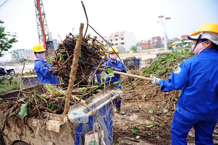 Công nhân công ty công trình công cộng xử lý hàng trăm tấn rác.