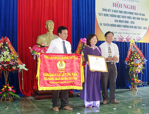 Trao cờ thi đua xuất sắc cho Trường Tiểu học số 3 Nam Phước sáng 19.11