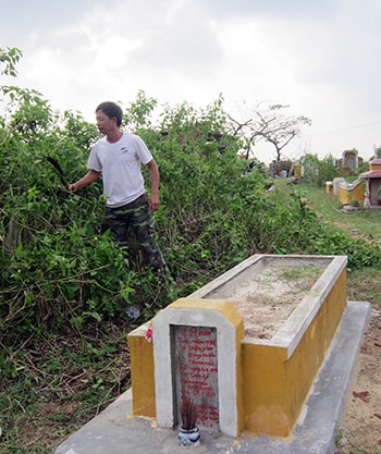 Ông Đính phát dọn cây cối quanh mộ cô Xuân trước ngày Nhà giáo Việt Nam 20.11 năm nay.Ảnh: CHÂU NỮ