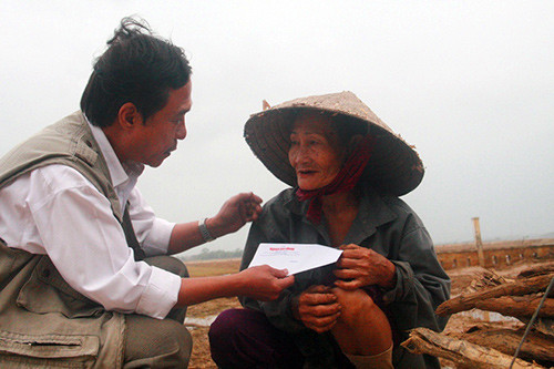 Đại diện Báo Người Lao Động trao quà hỗ trợ cho cụ Lê Thị Bích Ngọc (xã Đại Cường, huyện Đại Lộc).