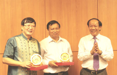 Phó Chủ tịch UBND tỉnh Đinh Văn Thu tặng biểu tượng Di sản văn hóa thế giới của tỉnh cho lãnh đạo Vụ Lãnh sự Bộ ngoại giao Lào và Cục Lãnh sự Bộ Ngoại giao Việt Nam.