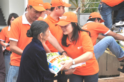 Bà Ngô Thị Thu Hà – Phó Tổng giám đốc SHB tặng quà cho bà con vùng bão lũ. NGHĨA ANH