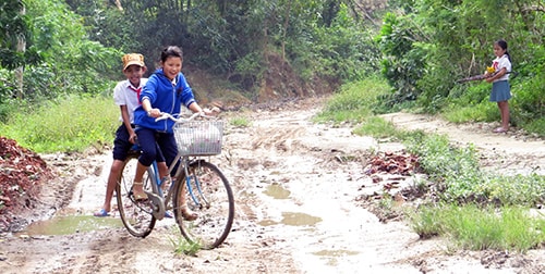 Có được con đường đến trường không phải “nắng bụi, mưa lầy” là niềm mơ ước của trẻ em thôn Trung An. Ảnh: H.LIÊN