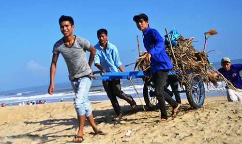 Tuổi trẻ Điện Bàn chung tay thu dọn rác, bảo vệ môi trường tại bãi biển Điện Dương.  Ảnh: Nghiêm An