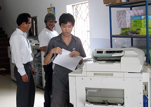 Cán bộ Chi cục Thuế Điện Bàn đến cơ sở để tuyên truyền các chính sách thuế.Ảnh: C.T.ANH