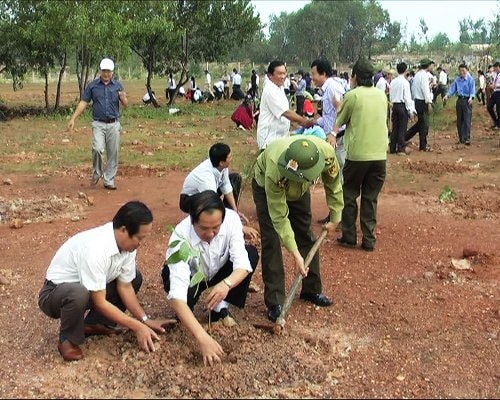 Lãnh đạo Sở NN&PTNT và học sinh trường THCS Lý Thường Kiệt ra quân trồng cây. Ảnh: Tấn Châu