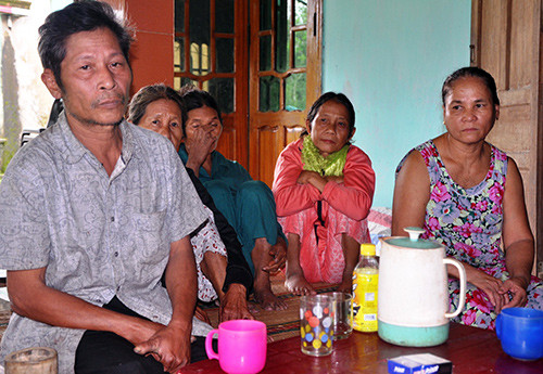Bà Trần Thị Như Trúc (người đầu tiên bên phải) và một số người dân thôn 3 – xã Trà Kót trình bày về việc hỗ trợ tiền chính sách cho xã. Ảnh: T.H