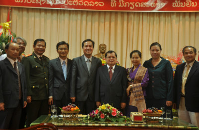 Đoàn đại biểu tỉnh chụp hình lưu niệm với lãnh đạo Tổng Lãnh sự quán Lào tại Đà Nẵng.