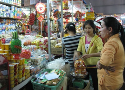 Cuối năm, tiểu thương rất cần vốn để dự trữ hàng tết nên việc ngân hàng cho vay nhanh góp phần hạn chế tín dụng “đen”.Ảnh: T.ANH