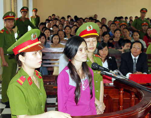 Trương Thị Kiều Phương với bộ mặt ngờ nghệch tại phiên tòa ngày 25.11.2013.Ảnh: T.THĂNG