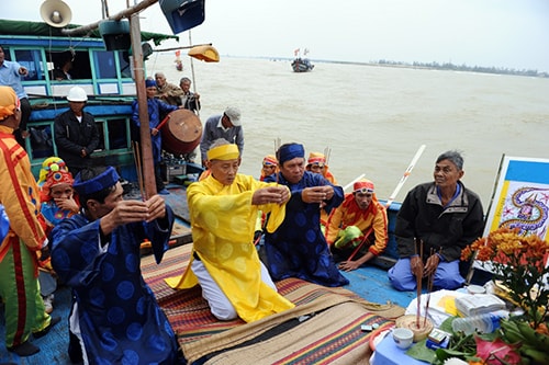 Cầu cho luồng lạch Cửa Đại hanh thông.