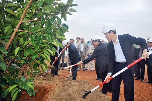Phó Thủ tướng cùng các đồng chí lãnh đạo tỉnh trồng cây lưu niệm tại khuôn viên Tượng đài. 