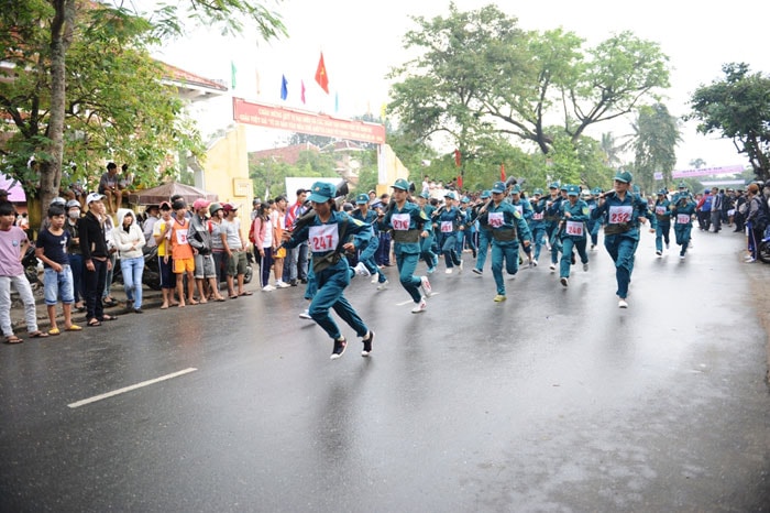 Nữ dân quân tự vệ tranh tài.