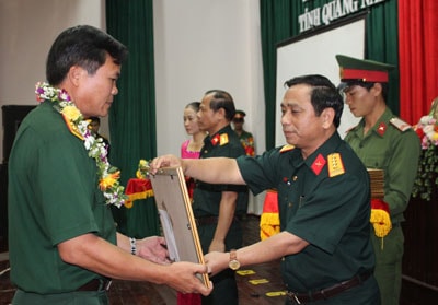 Thượng tá Nguyễn Quang Ngọc được khen thưởng thành tích “Học tập và làm theo gương Bác” .                                         Ảnh: Thanh Tường