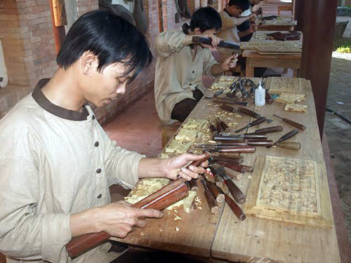 Wood carving craft village at  VINAHOUSE destination. Photo: Kim Bao.
