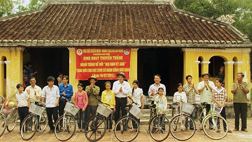 Cựu chiến binh và Đoàn phường An Sơn (Tam Kỳ) tặng xe đạp cho học sinh có hoàn cảnh khó khăn. (Ảnh do Hội CCB TP.Tam Kỳ cung cấp)