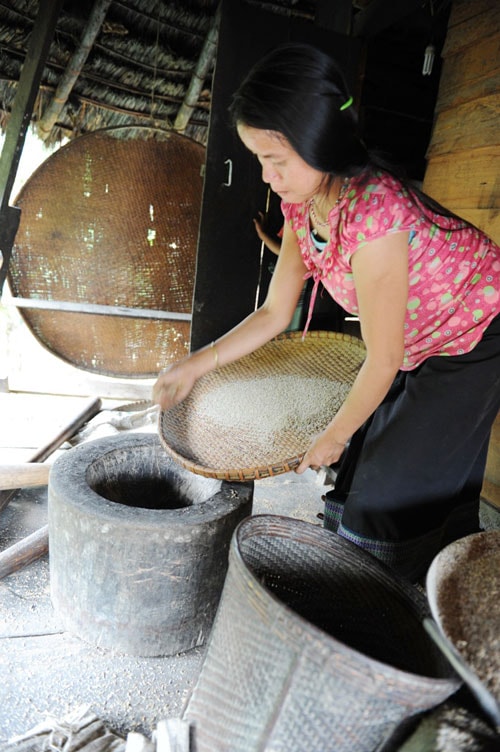 Lấy những hạt gạo từ cối nước về sàng sảy sạch sẽ.