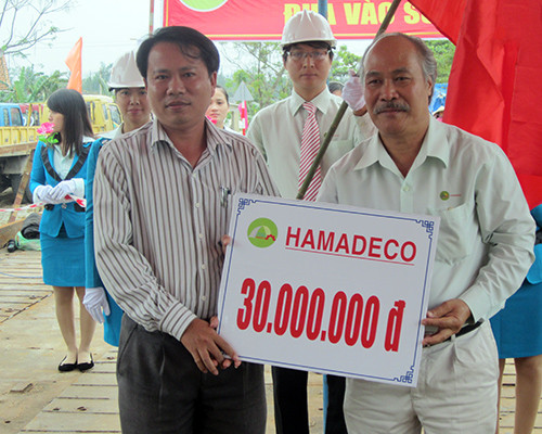 Nhà thầu trao tặng số tiền 30 triệu đồng cho xã Bình Đào.
